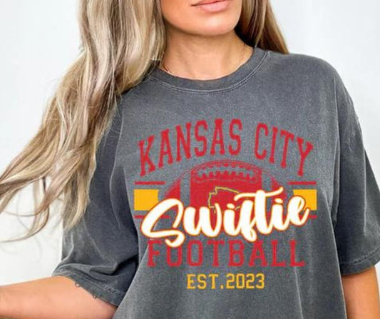 KC Kansas City Chiefs Swiftie Football EST 2023 Graphic Gildan Softstyle T-Shirt